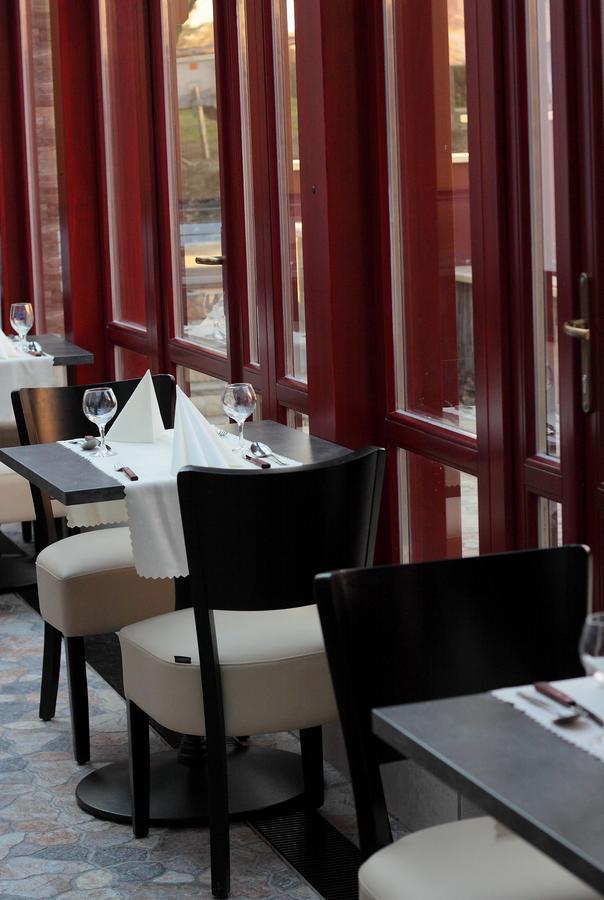 Hotel Minerva Mosonmagyaróvár エクステリア 写真